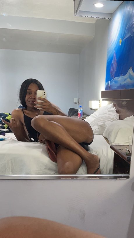Naakte gelekte OnlyFans-foto van Ahja Play House