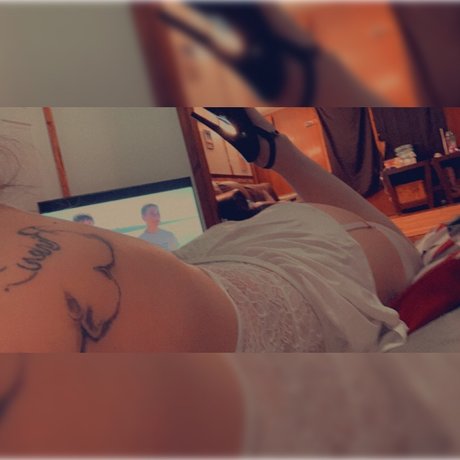 Naakte gelekte OnlyFans-foto van Lacie Ann