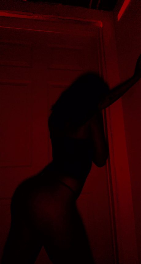 Naakte gelekte OnlyFans-foto van Kylie Ann