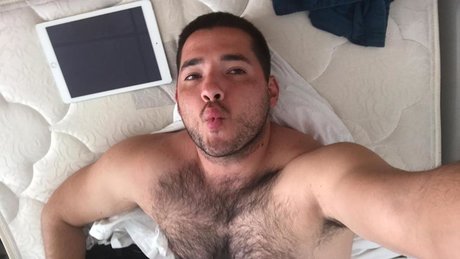 Naakte gelekte OnlyFans-foto van Andres Vip