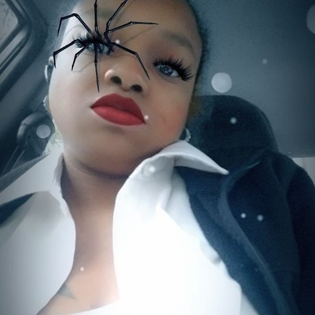 Naakte gelekte OnlyFans-foto van Lovely Bee