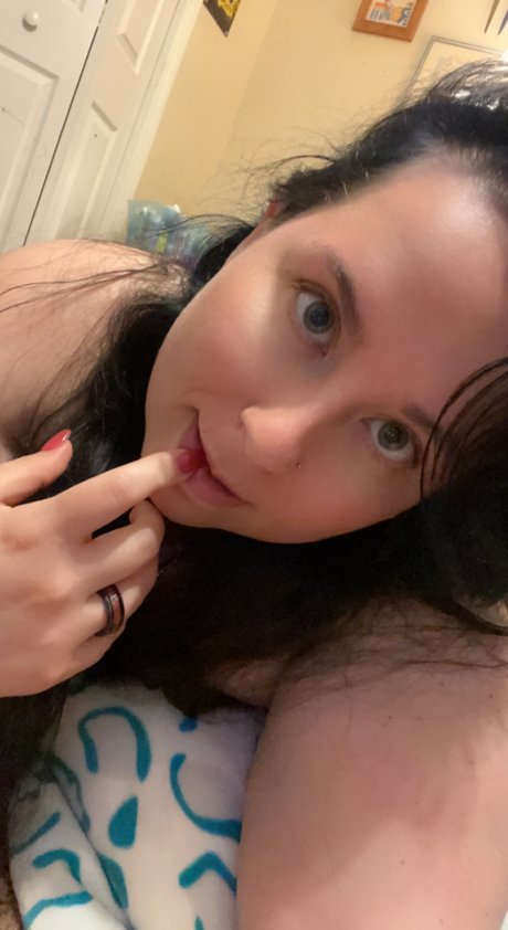 Naakte gelekte OnlyFans-foto van Kitty White