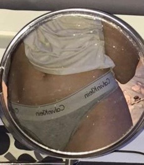 Naakte gelekte OnlyFans-foto van Kiwi Cake