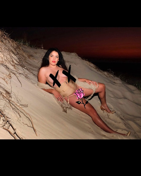 Naakte gelekte OnlyFans-foto van Miriam Lovett Harald