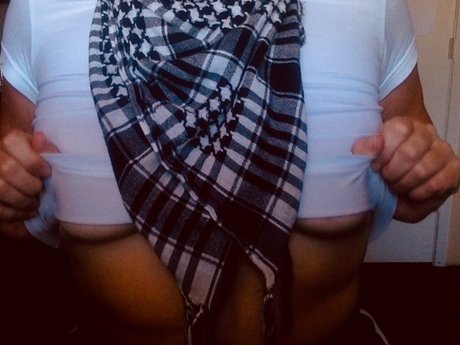 Naakte gelekte OnlyFans-foto van Rhianon