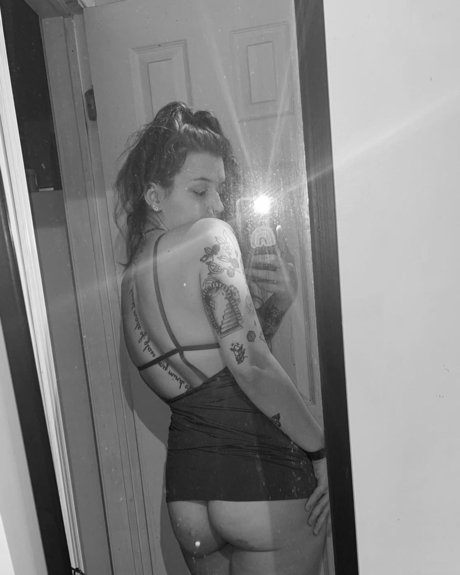 Naakte gelekte OnlyFans-foto van Genevieve Rose