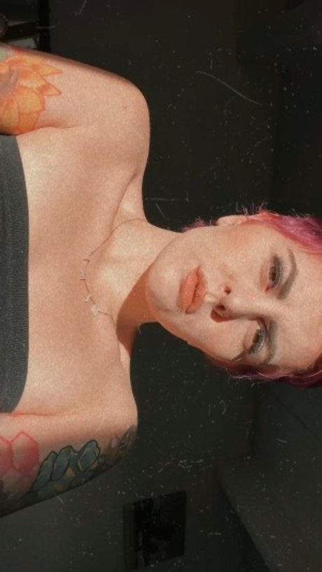 Naakte gelekte OnlyFans-foto van Honey Bee