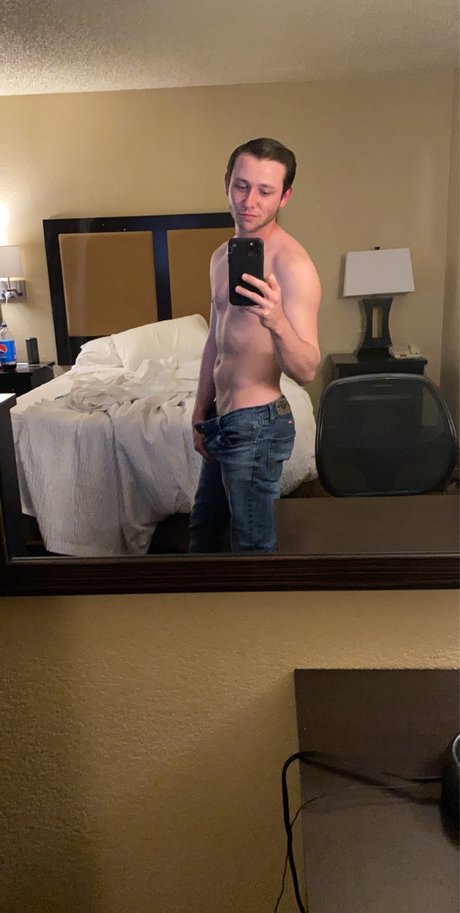 Naakte gelekte OnlyFans-foto van Chase Evans