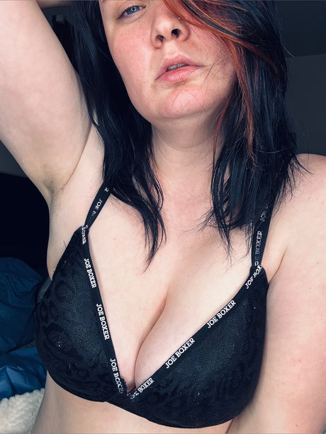 Naakte gelekte OnlyFans-foto van Ella Holly