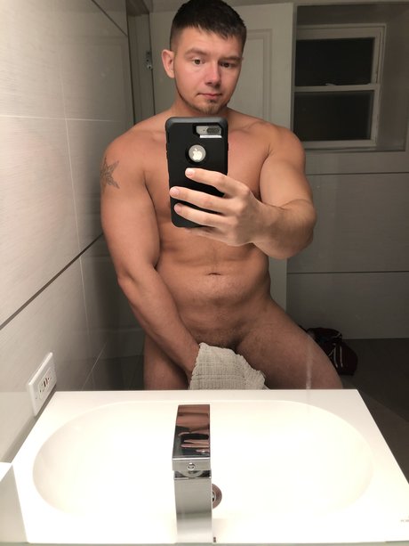 Naakte gelekte OnlyFans-foto van Biggdaddy