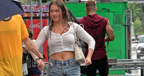Naakte gelekte OnlyFans-foto van Candid Bralessday