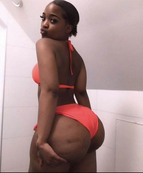 Naakte gelekte OnlyFans-foto van Mellaa Baby
