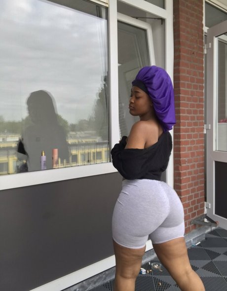 Naakte gelekte OnlyFans-foto van Mellaa Baby