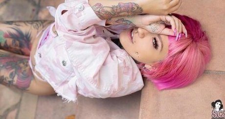 Naakte gelekte OnlyFans-foto van Pink Suicide