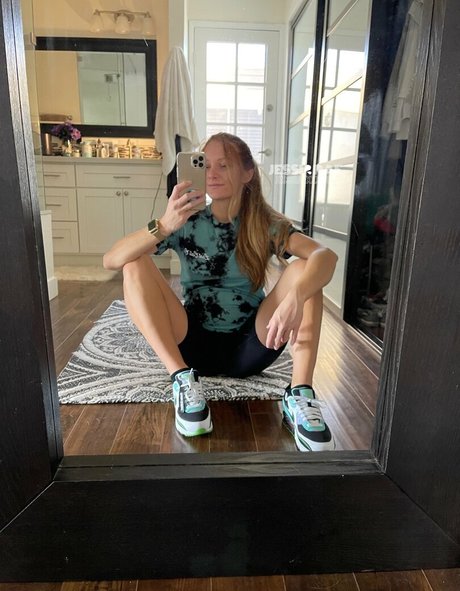 Naakte gelekte OnlyFans-foto van Jessiraefree