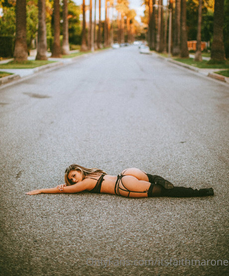 Naakte gelekte OnlyFans-foto van Itsfaithmarone