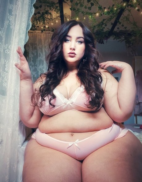Naakte gelekte OnlyFans-foto van Plumpprincess