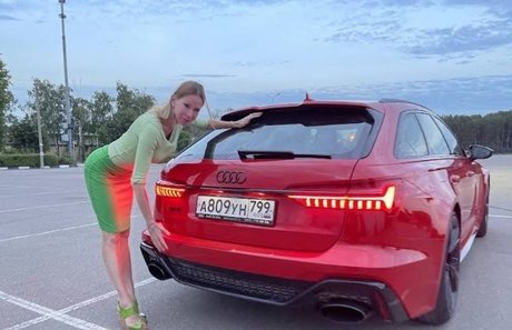 Naakte gelekte OnlyFans-foto van Lisa Rulit