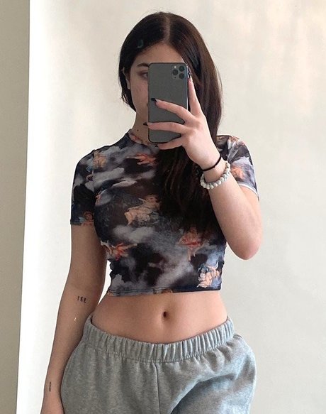 Naakte gelekte OnlyFans-foto van Baby Ariel