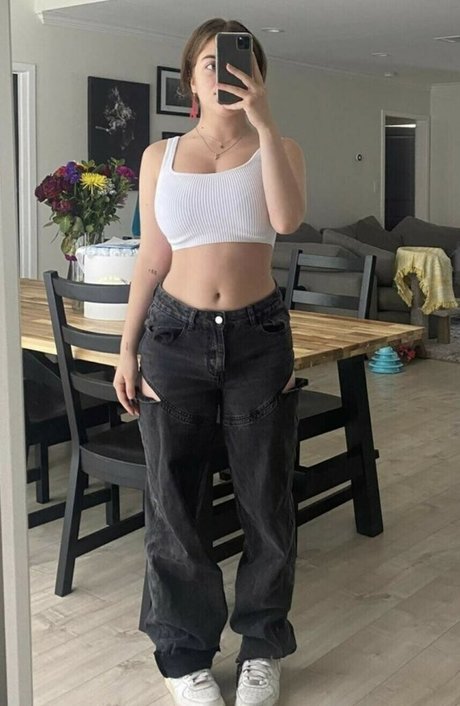 Naakte gelekte OnlyFans-foto van Baby Ariel