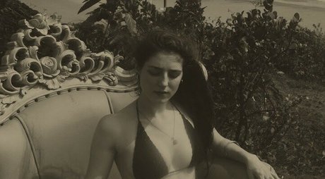 Naakte gelekte OnlyFans-foto van Jasmine Van Den Bogaerde