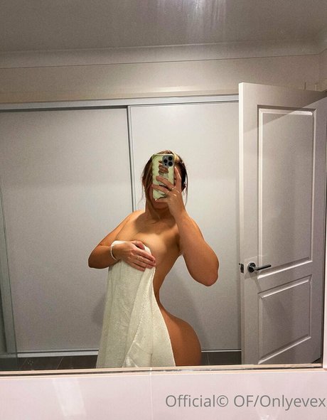 Naakte gelekte OnlyFans-foto van Justeviehall