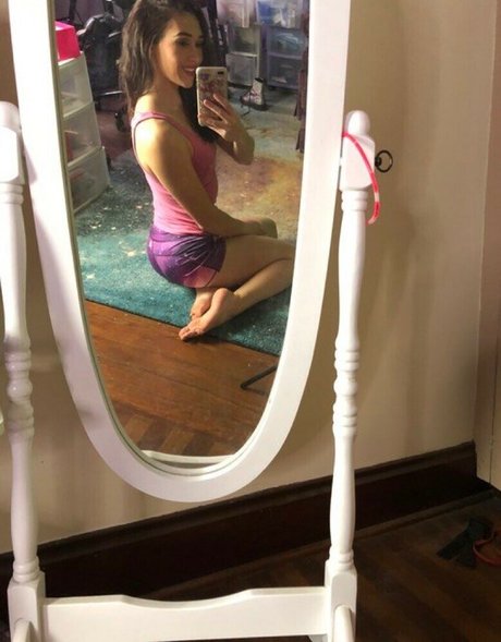 Naakte gelekte OnlyFans-foto van Jess Brohard