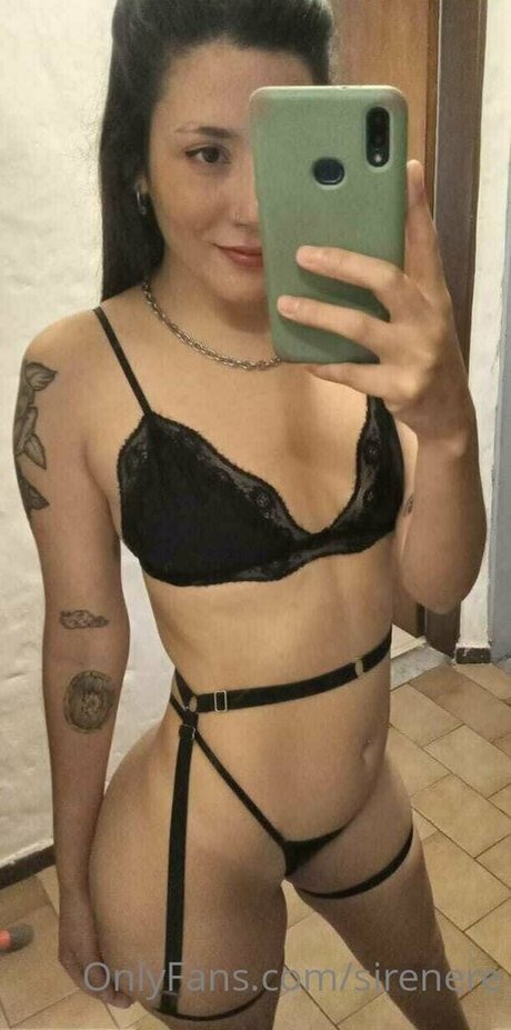 Naakte gelekte OnlyFans-foto van Sirenere
