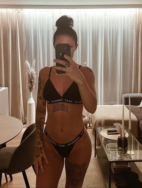 Naakte gelekte OnlyFans-foto van Tyramy