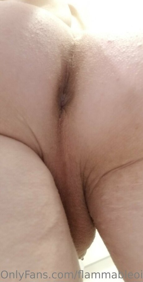 Naakte gelekte OnlyFans-foto van Flammableoil