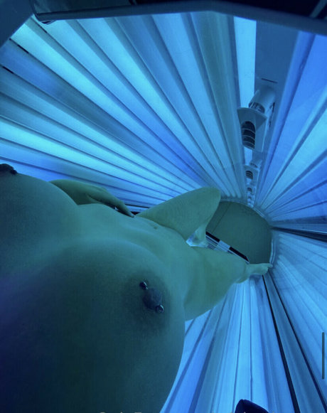 Naakte gelekte OnlyFans-foto van Mickaela West