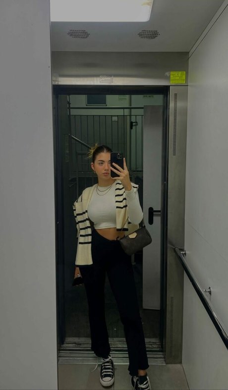 Naakte gelekte OnlyFans-foto van Ela Beeri