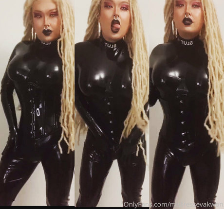 Naakte gelekte OnlyFans-foto van Mistressyumi