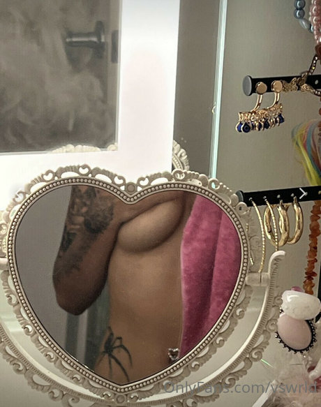 Naakte gelekte OnlyFans-foto van Vswrld