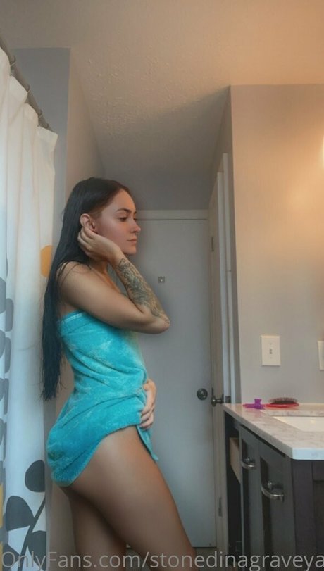 Naakte gelekte OnlyFans-foto van Stonedinagraveyard