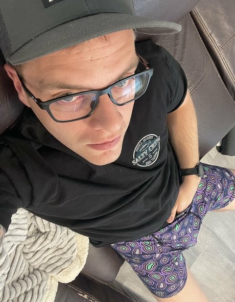 Naakte gelekte OnlyFans-foto van Heyitskalen