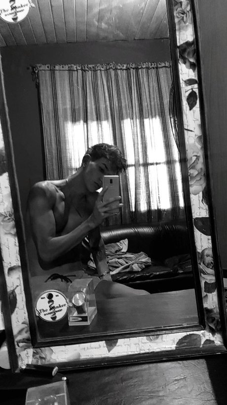 Naakte gelekte OnlyFans-foto van Ivan Agut