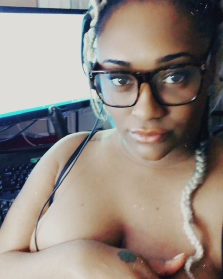 Naakte gelekte OnlyFans-foto van Kenya Rai