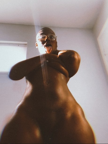 Naakte gelekte OnlyFans-foto van Mahogany Brown