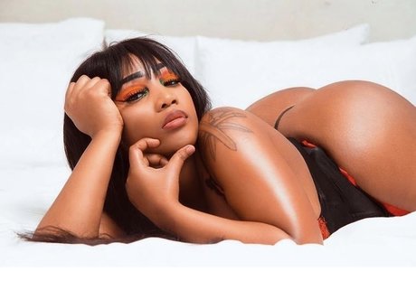 Naakte gelekte OnlyFans-foto van Coco Berries