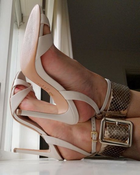 Naakte gelekte OnlyFans-foto van Love My Feet