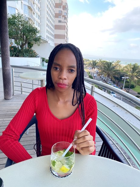 Naakte gelekte OnlyFans-foto van Salmina Nqokwe
