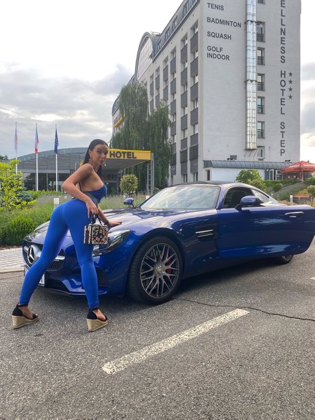 Naakte gelekte OnlyFans-foto van Ladygang