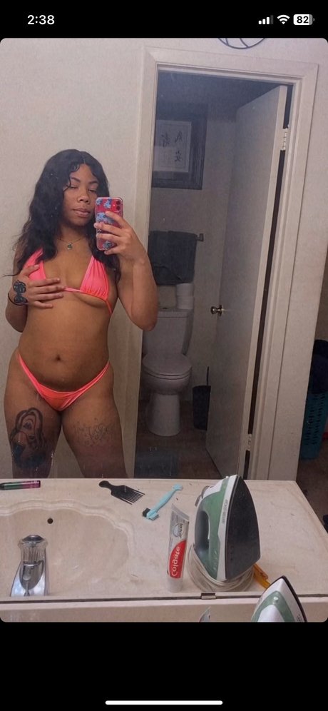 Naakte gelekte OnlyFans-foto van Thatsyellaababe