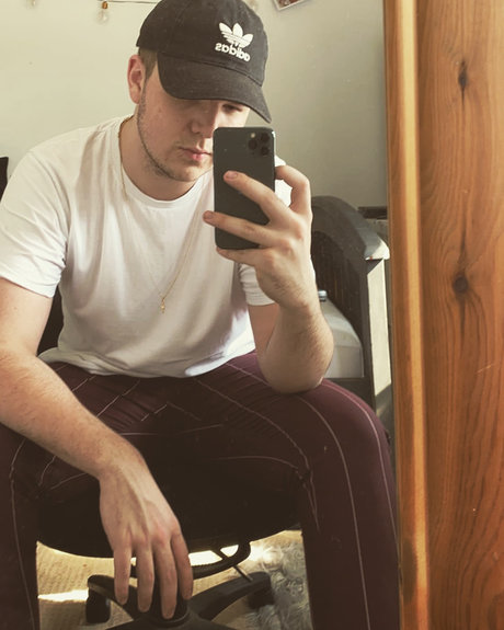 Naakte gelekte OnlyFans-foto van Chubby Gay Boy