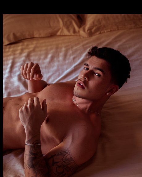 Naakte gelekte OnlyFans-foto van Victor Prado