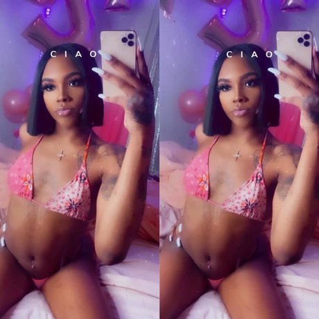 Naakte gelekte OnlyFans-foto van Kenzie Baddie
