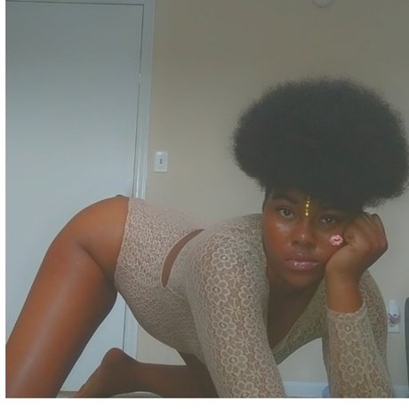 Naakte gelekte OnlyFans-foto van Sexy Robot 