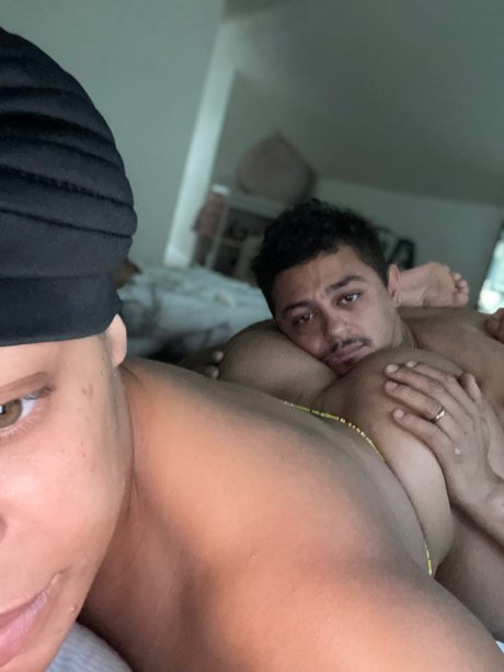 Naakte gelekte OnlyFans-foto van Marriedtwins