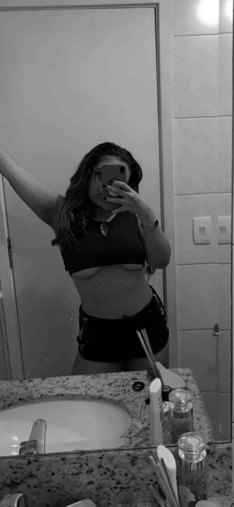 Naakte gelekte OnlyFans-foto van Lari 